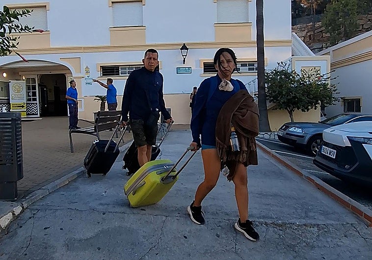 Melisa y Andrés salen, con lo puesto, del Polideportivo de Benalmádena Pueblo.