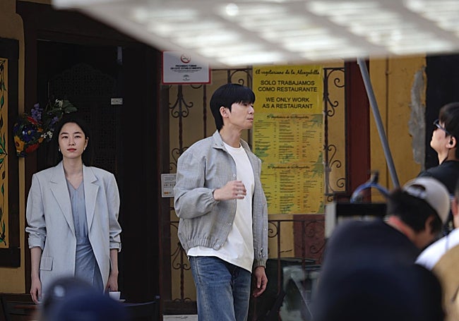 Park Seo-Joon y Won Ji-An, tras concluir la escena rodada en la terraza del restaurante.