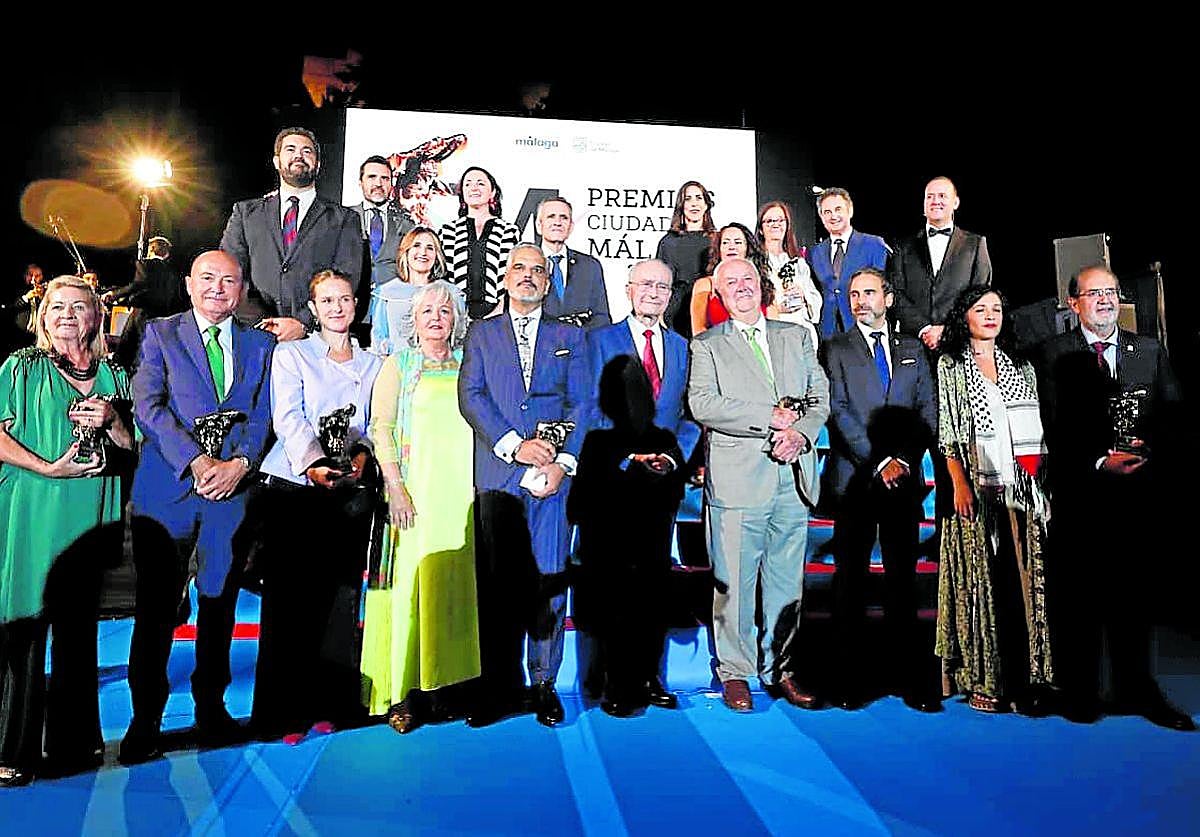 Los premiados, con el alcalde y miembros de la corporación municipal.