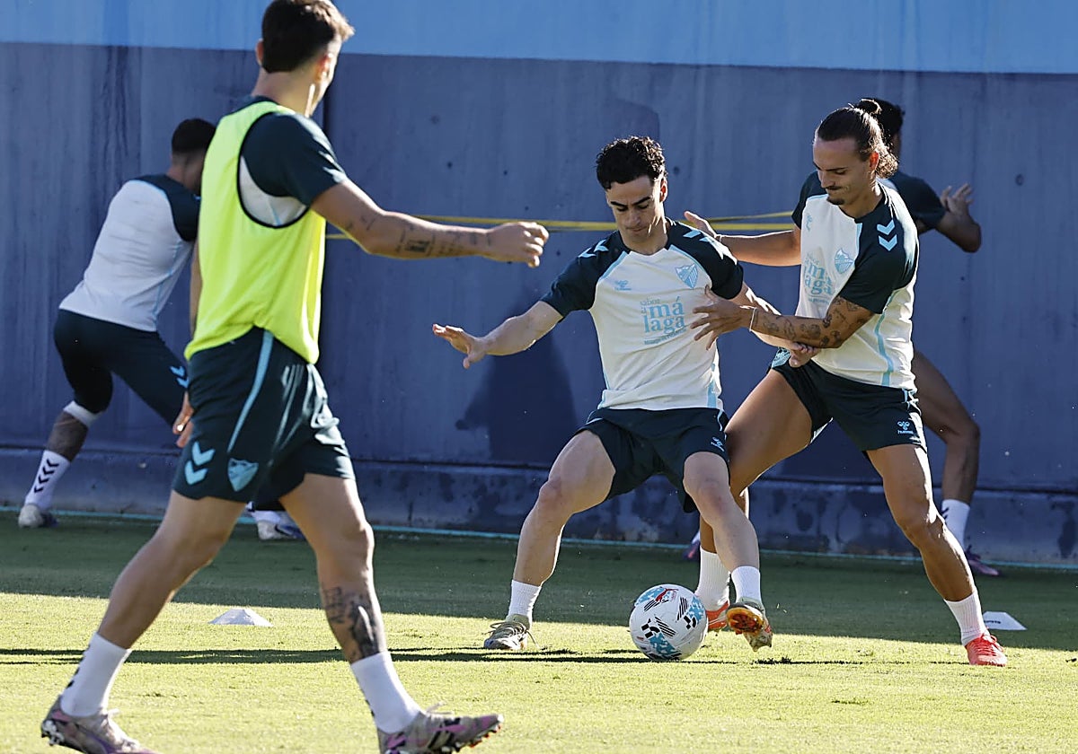 Dorrio, que se iba a estrenar en una convocatoria con el Málaga pero causa baja por un virus, protege el balón en presencia del canterano Recio, en un entrenamiento.
