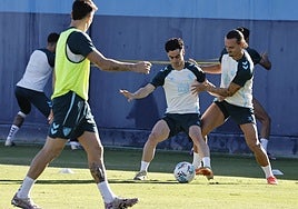 Dorrio, que se iba a estrenar en una convocatoria con el Málaga pero causa baja por un virus, protege el balón en presencia del canterano Recio, en un entrenamiento.