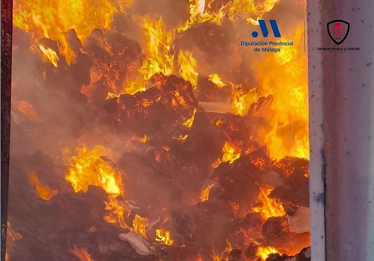 Llamas en el interior de la nave, en La Atalaya.