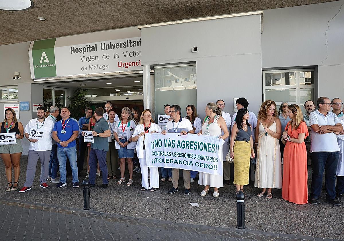 Concentración celebrada ayer en el Clínico.