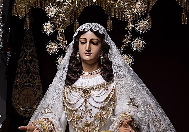 La Virgen del Rocío, bajo el palio de su trono, en San Lázaro.