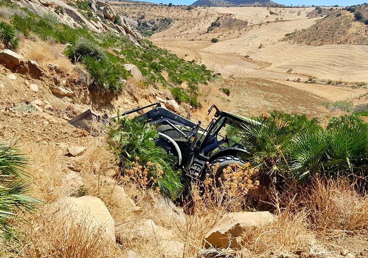 Lugar en el que quedó volcado el tractor.