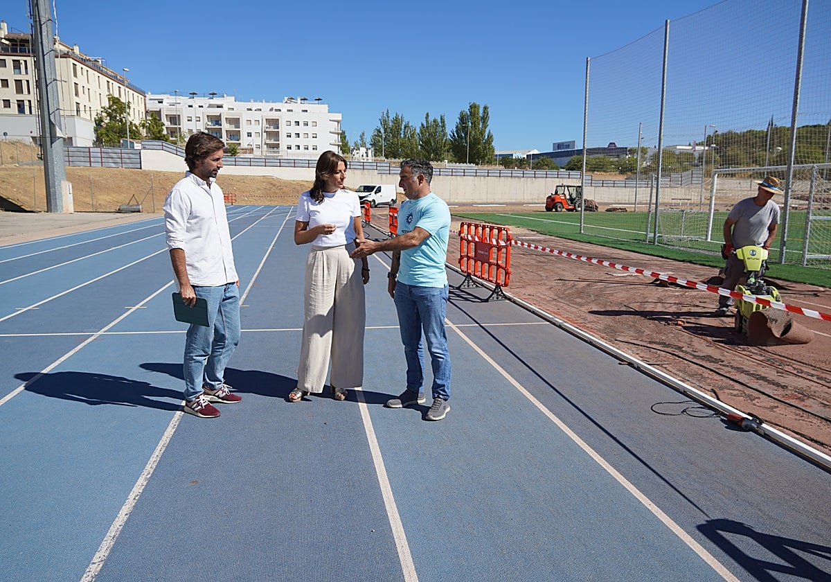 La alcaldesa de Ronda, Mari Paz Fernández, y el delegado municipal de Deportes, Nardi Crespo, supervisan junto a técnicos el avance de las obras.