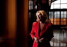 Carolina España, en la biblioteca del Parlamento de Andalucía.