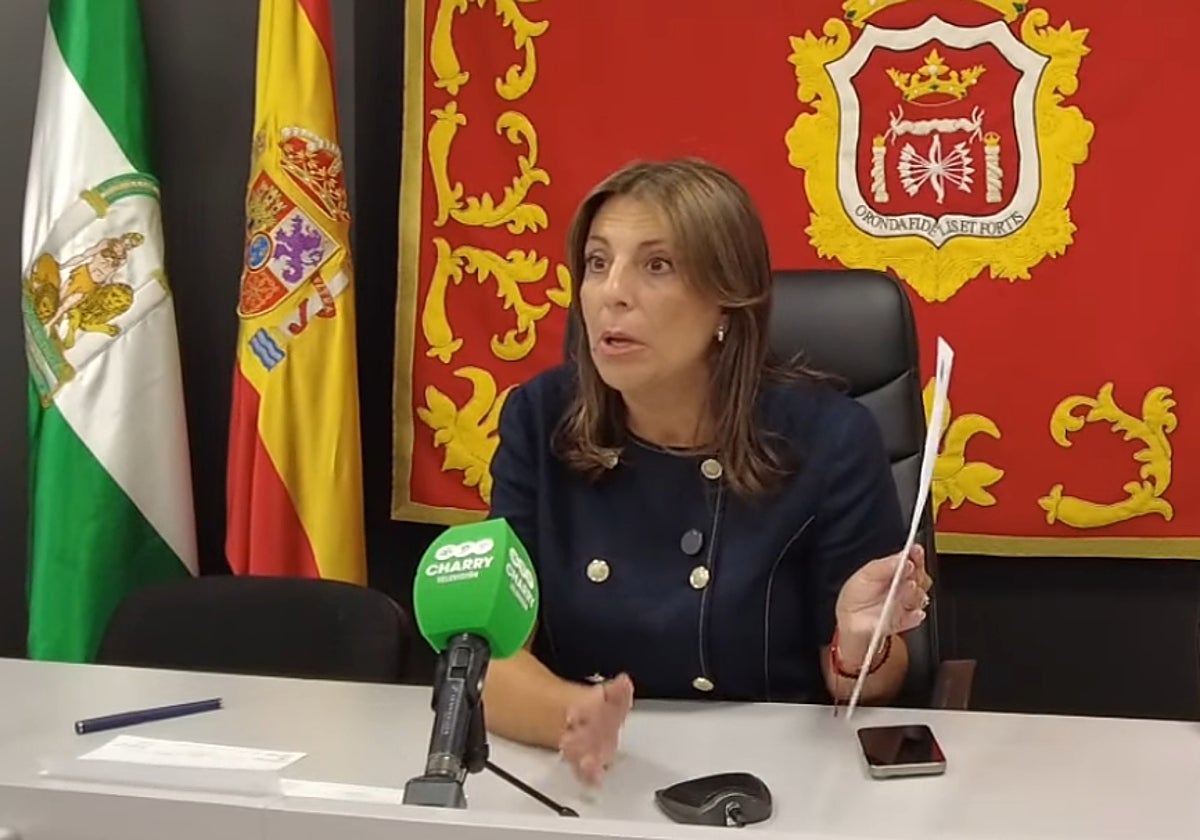 La alcaldesa de Ronda, Mari Paz Fernández, durante la rueda de prensa.
