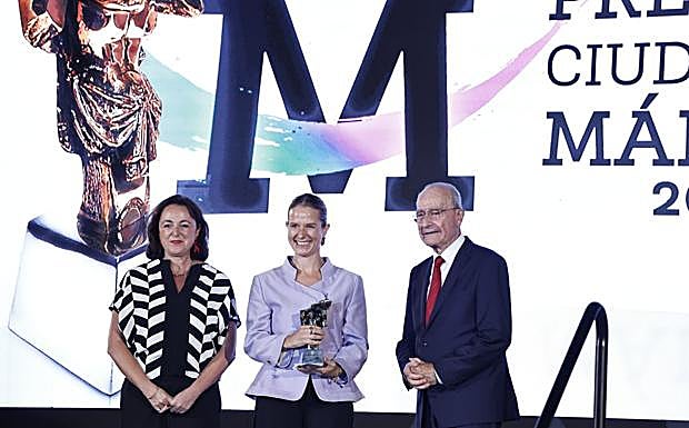 Vanesa Díez, directora del Museo Jorge Rando, recogiendo el premio en nombre del artista.