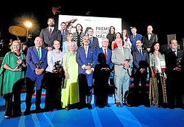 Los premiados, con el alcalde y miembros de la corporación municipal.