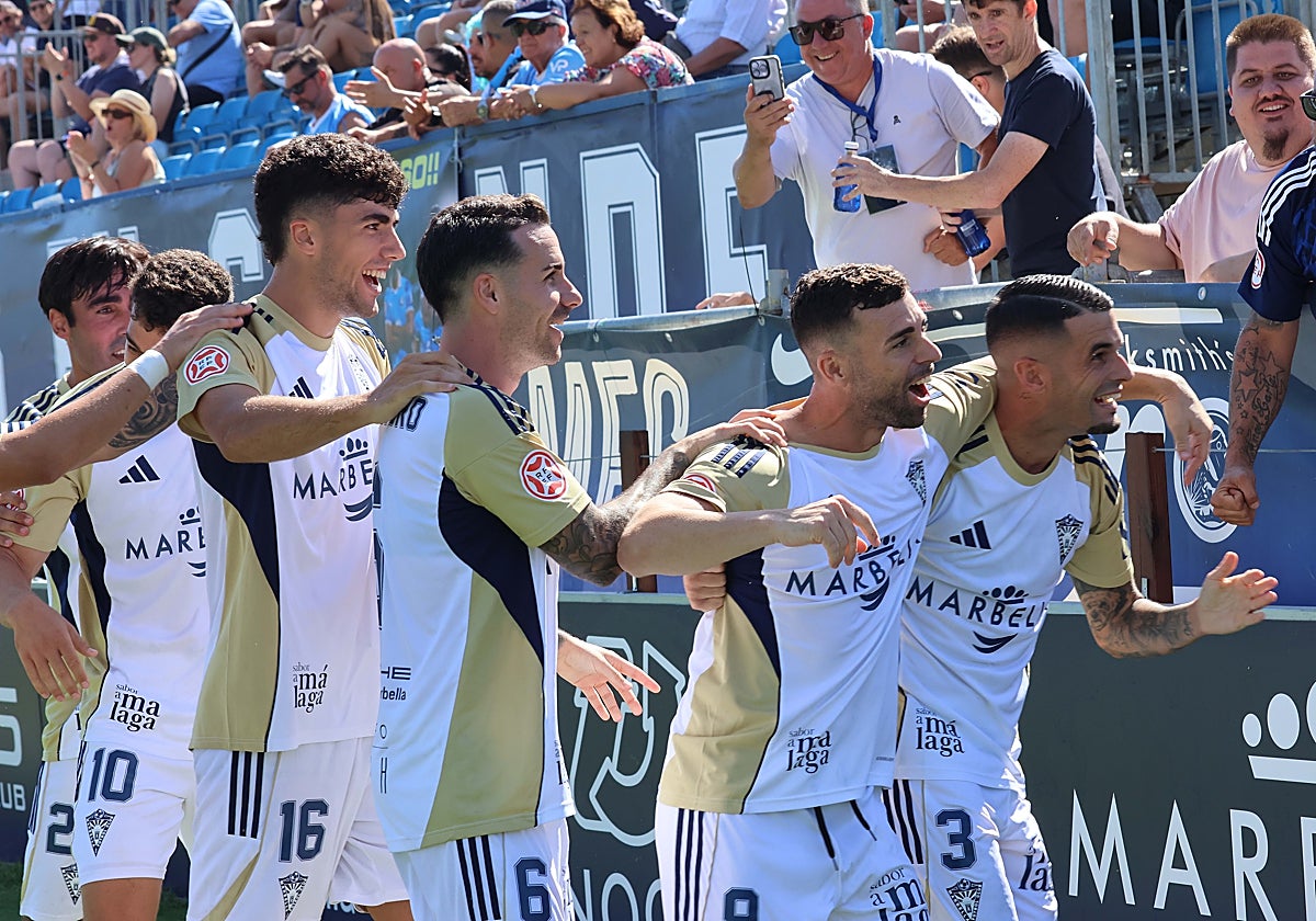 Los jugadores del Marbella celebran el tanto tempranero de Álex Martínez.