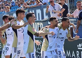 Los jugadores del Marbella celebran el tanto tempranero de Álex Martínez.