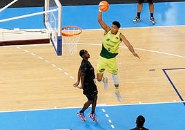 Tyson Pérez se dispone a machacar en una acción del partido.