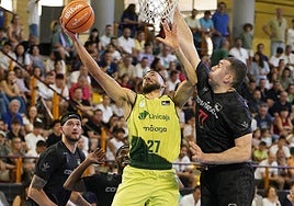 Duarte intenta una canasta en la Copa de Andalucía ante el Granada.