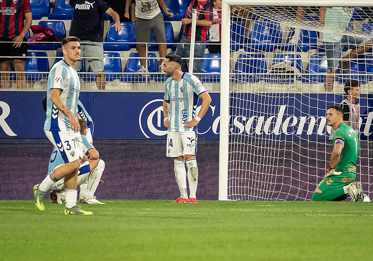 Rafa, Víctor Garcia y un Alfonso Herrero de rodillas se lamentan del gol local.