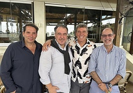 Carlos Álvarez, segundo por la izquierda, con Javier Ojeda, el doctor Pedro Serrano y Luis Ballesteros el martes pasado