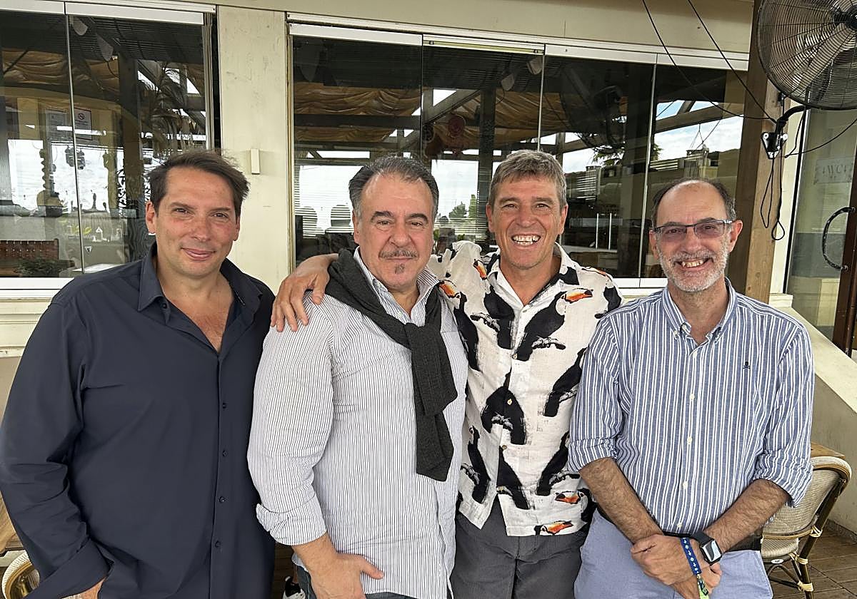 Carlos Álvarez, segundo por la izquierda, con Javier Ojeda, el doctor Pedro Serrano y Luis Ballesteros el martes pasado