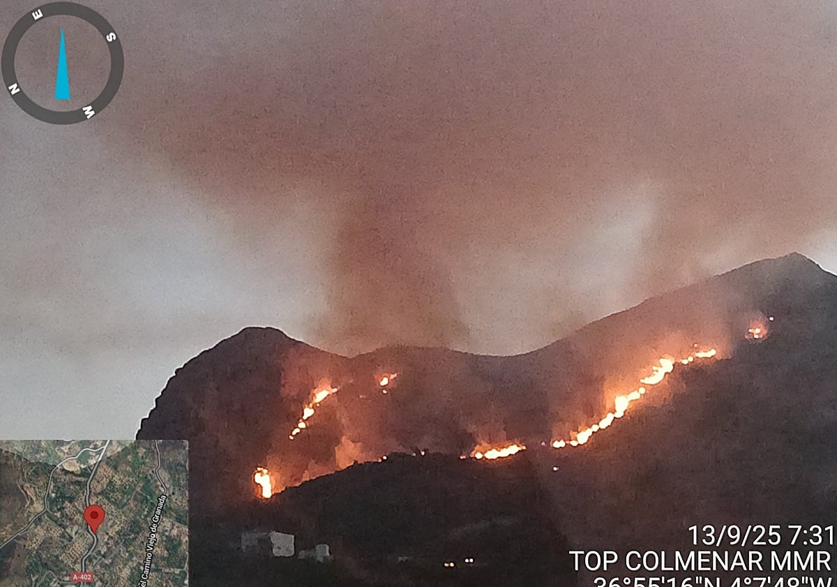 Imagen principal - Tres imágenes del incendio en Alcaucín y los medios del Infoca desplazados.