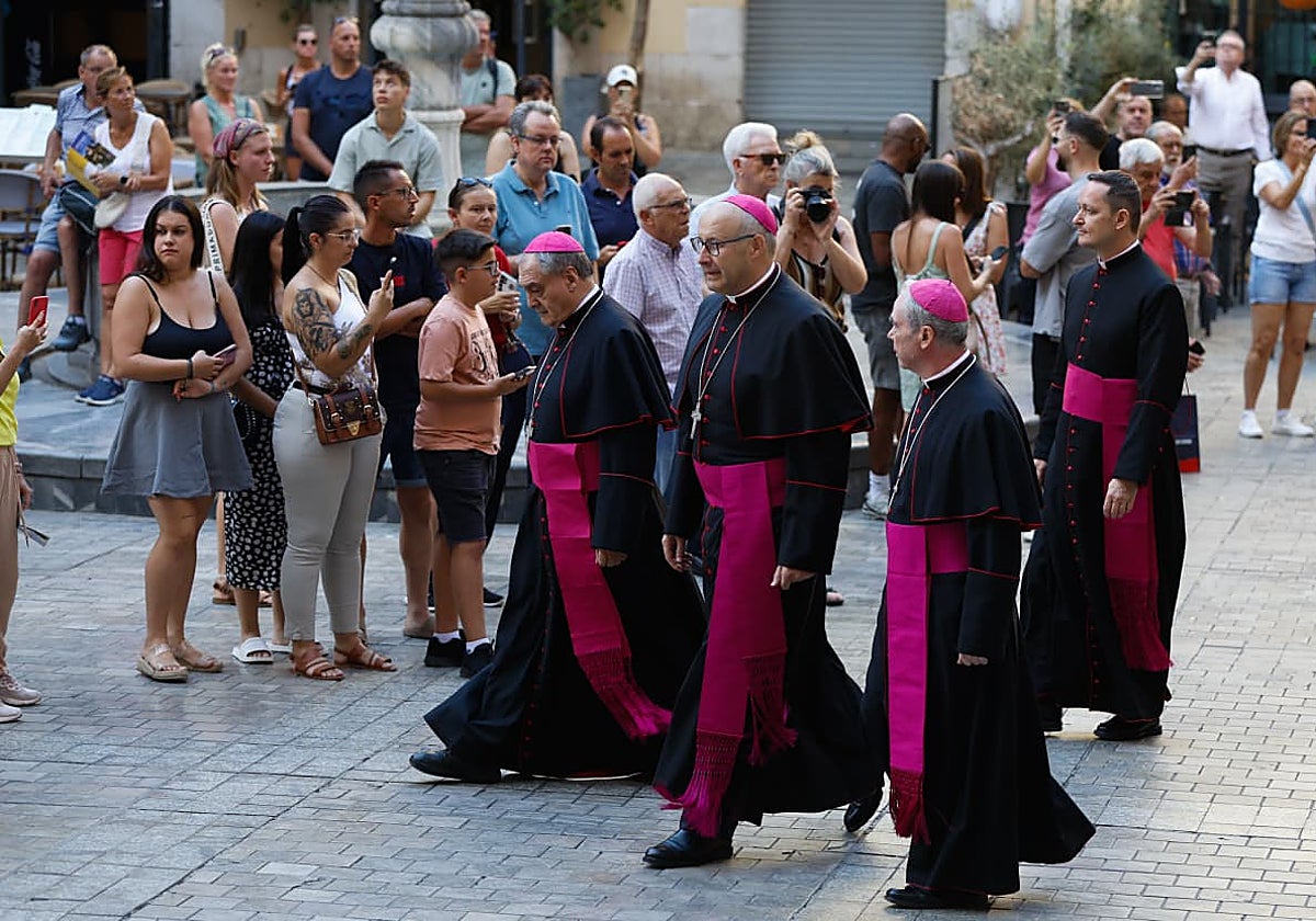 José María Gil Tamayo y Jesús Catalá escoltan a Satué en su llegada a la Catedral, este sábado.