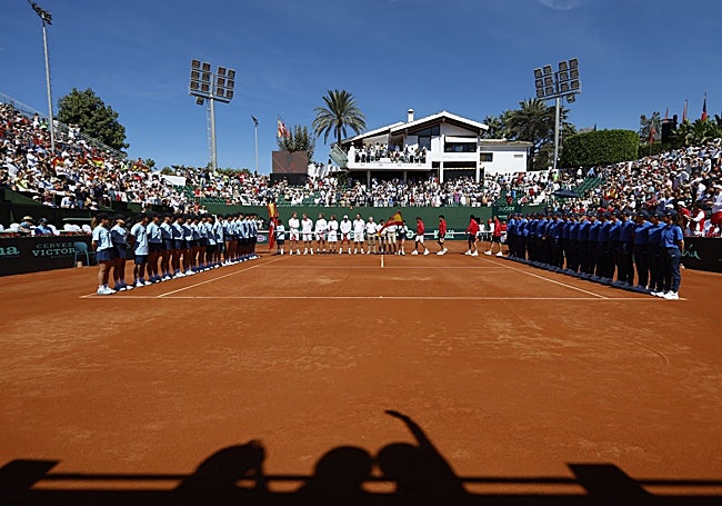 La ceremonia de apertura de la eliminatoria, con los dos equipos al completo en la pista.