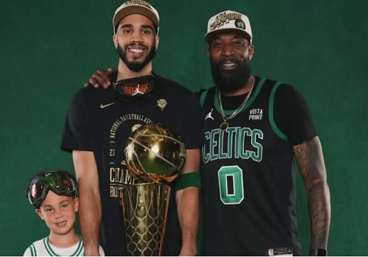 Jayson Tatum, estrella de los Celtics, junto a su padre Justin, entrenador de los Illawarra Hawks.