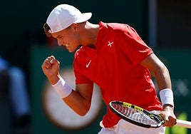 Holger Rune cierra el puño para celebrar un punto en su duelo ante Pablo Carreño.
