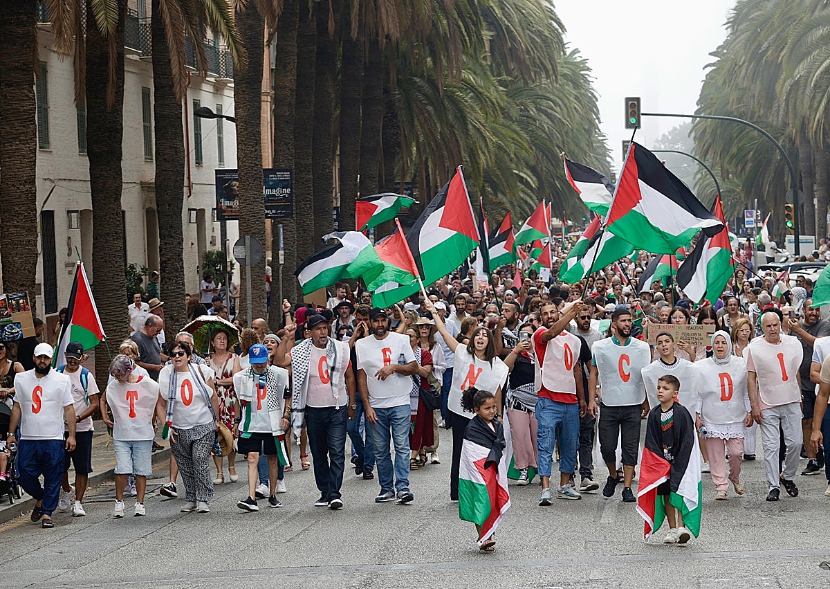 Imagen secundaria 1 - «No es una guerra, es un genocidio»: más de dos mil personas en Málaga claman contra la masacre en Gaza