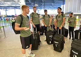 La plantilla del Unicaja, este domingo en el Aeropuerto antes de partir hacia Singapur,con una escala en Estambul.