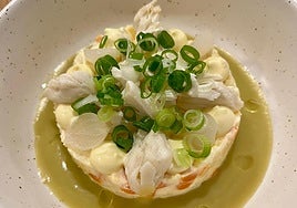 Papas aliñás y cangrejo azul de las nieves.