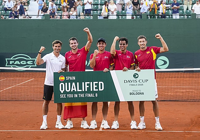 La foto oficial de la clasificación, con Ferrer, Martínez, Carballés, Munar y Carreño.