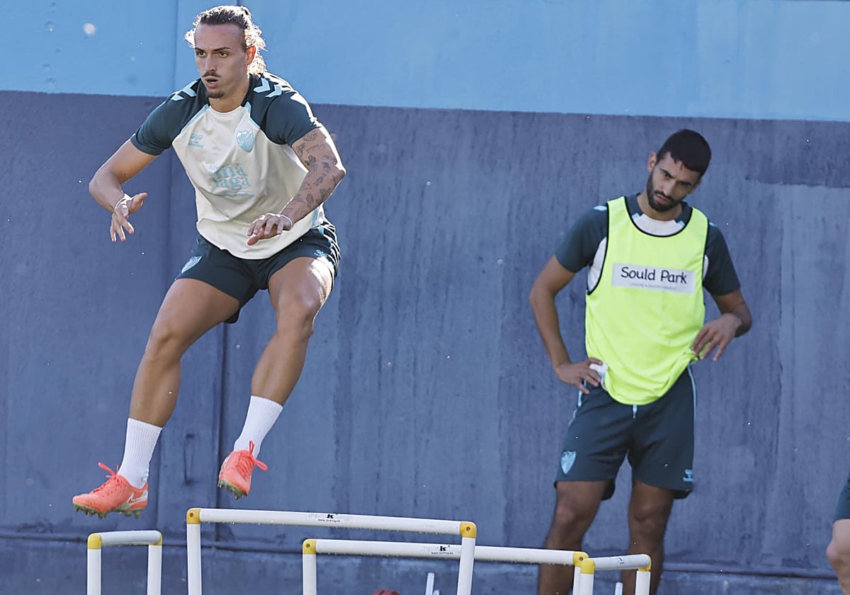 Recio, en una serie de multisaltos en un entreno ante la mirada de Galilea, al que desbancó.