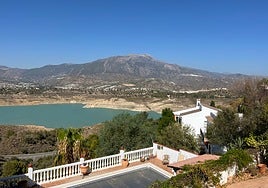 Imagen de archivo de viviendas en Los Romanes, con vistas al pantano de La Viñuela.
