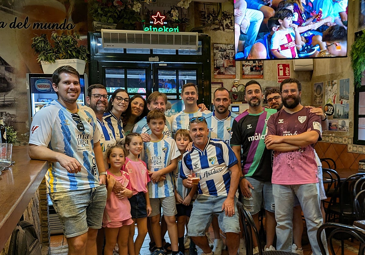 Malaguistas en la Peña Tracamatraca de Sevilla.
