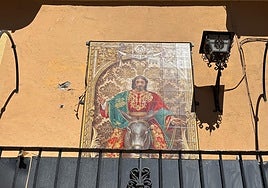 El retablo del Señor de la Pollinica sin uno de los faroles arrancado durante un fiesta.