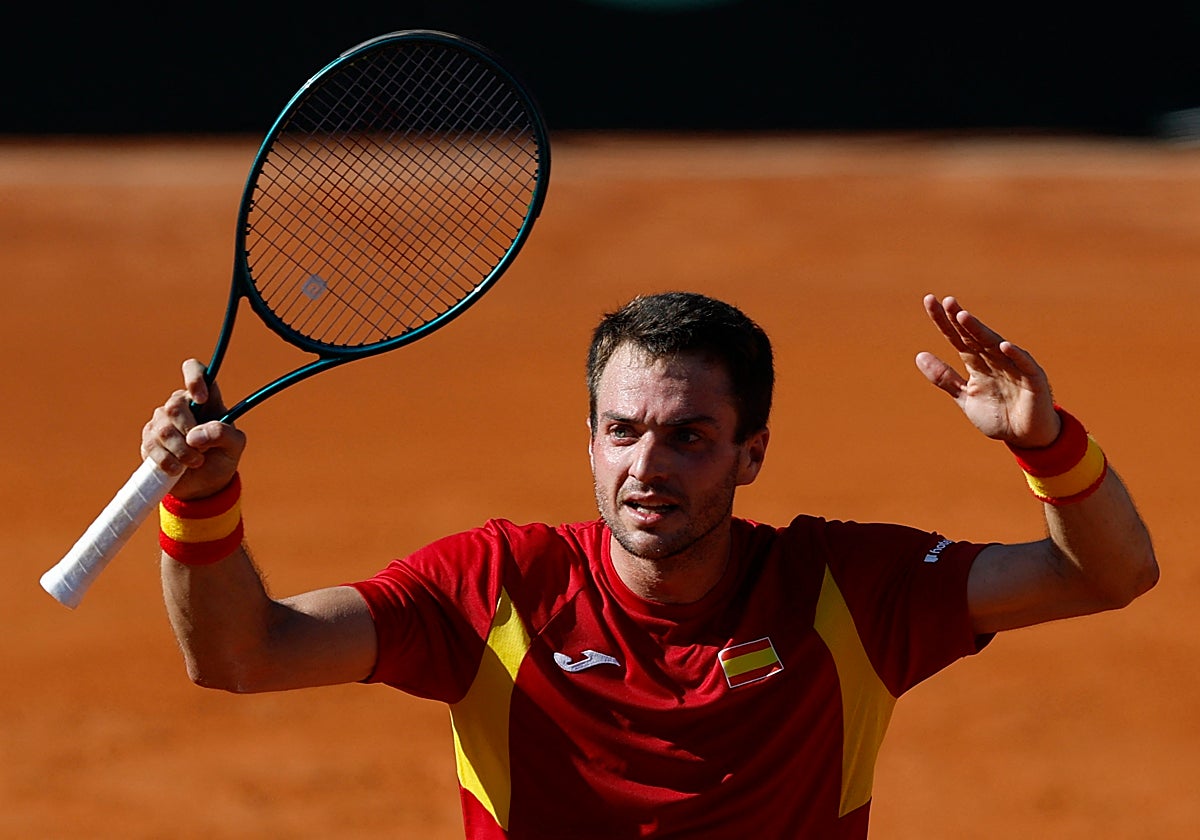 Pedro Martínez celebra la victoria más trascendente de su carrera.