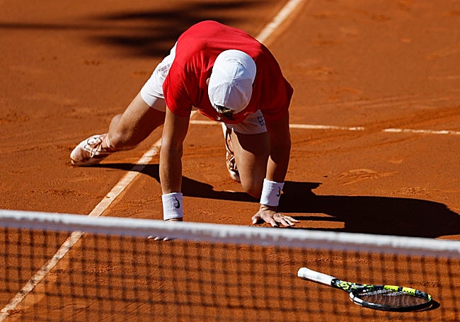 Holger Rune, en el momento en que cayó en una dejada y se mostró más resentido, en el juego que sirvió para ganar el partido.