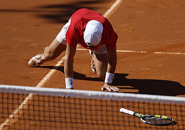 Holger Rune, ya acalambrado, se lastimó más en una dejada en la que perdió el equilibrio.