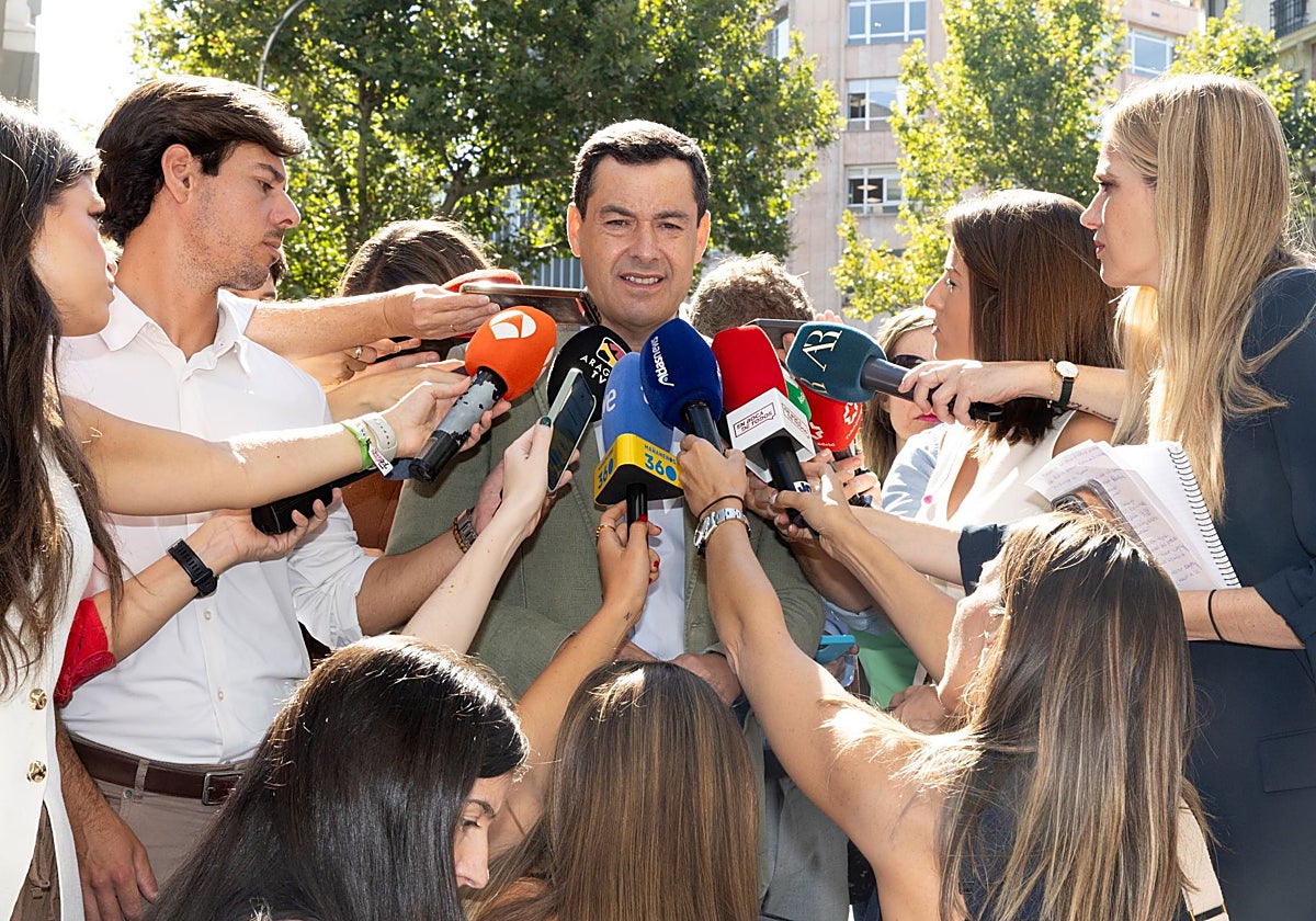 Juanma Moreno, a su llegada a la reunión de la ejecutiva nacional del Partido Popular.