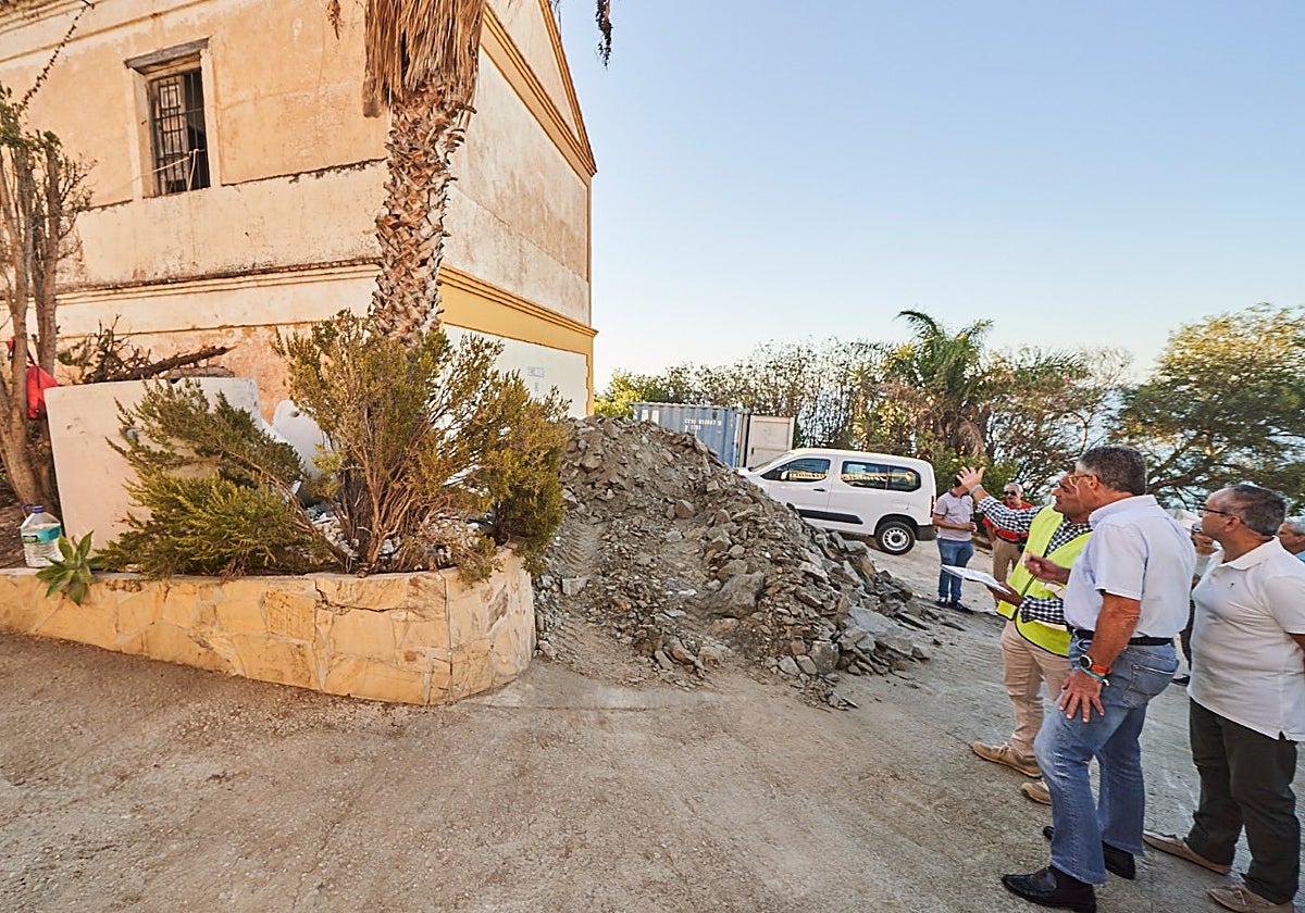 El alcalde nerjeño, José Alberto Armijo, en una visita a la zona.