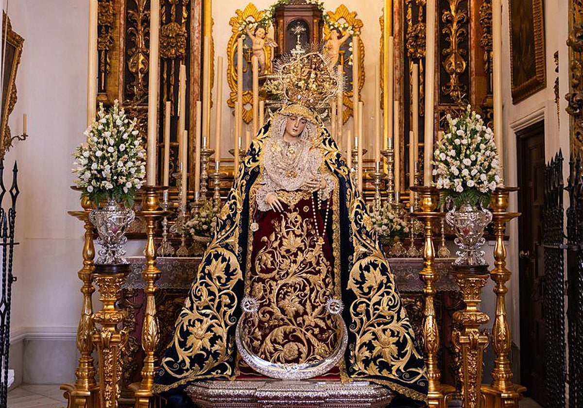 La Virgen de los Dolores de San Juan, en besamanos.