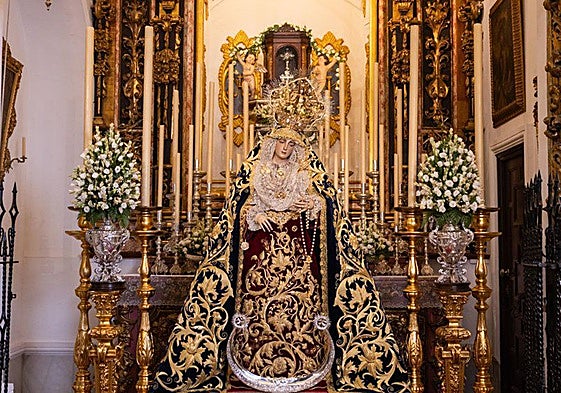 La Virgen de los Dolores de San Juan, en besamanos.