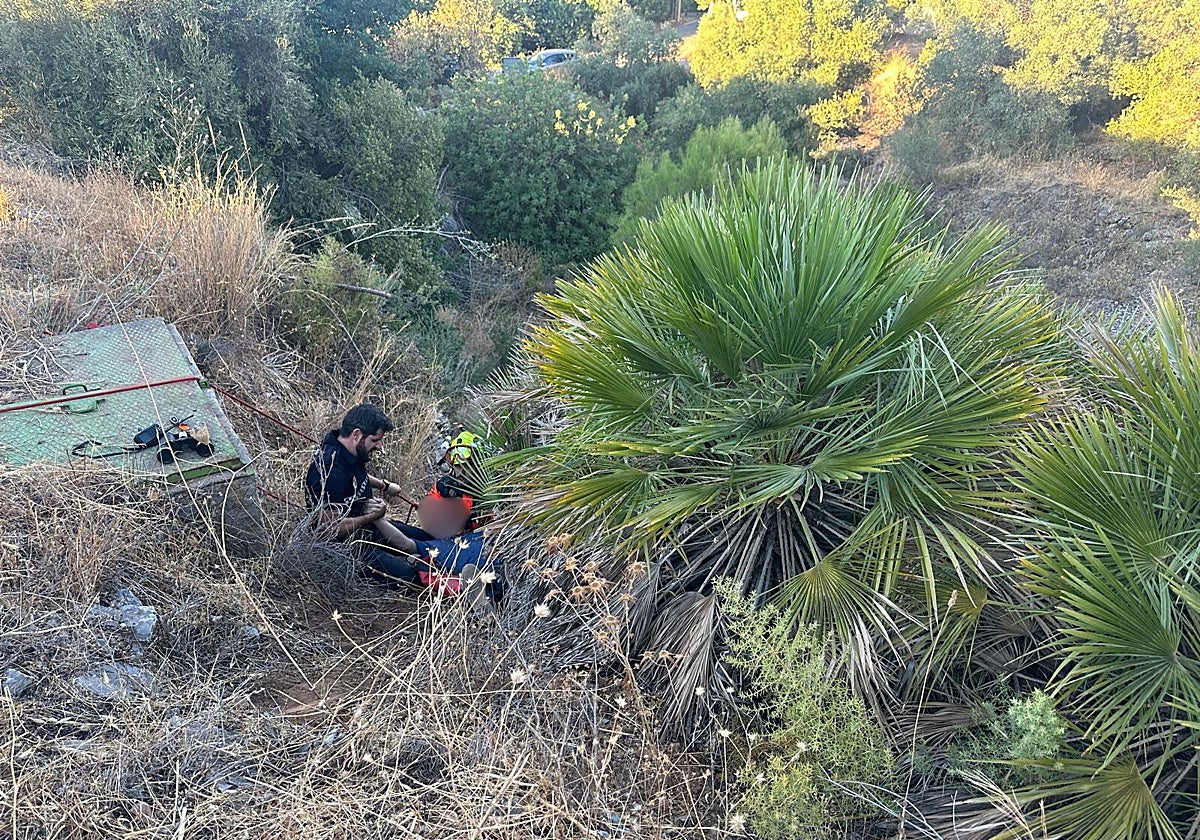 Un policía local agarra al hombre accidenado.