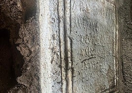 Detalle de las inscripciones del altar que se ha hallado en los sondeos arqueológicos de la Iglesia del Sagrario.