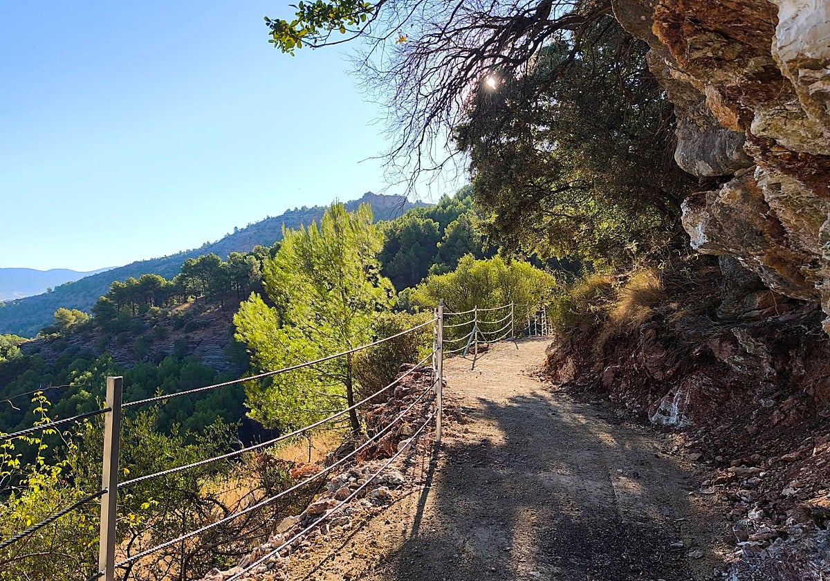 Nuevo sendero peatonal habilitado en El Burgo, dentro del Parque Nacional Sierra de las Nieves, para mejorar la accesibilidad y fomentar el turismo sostenible.