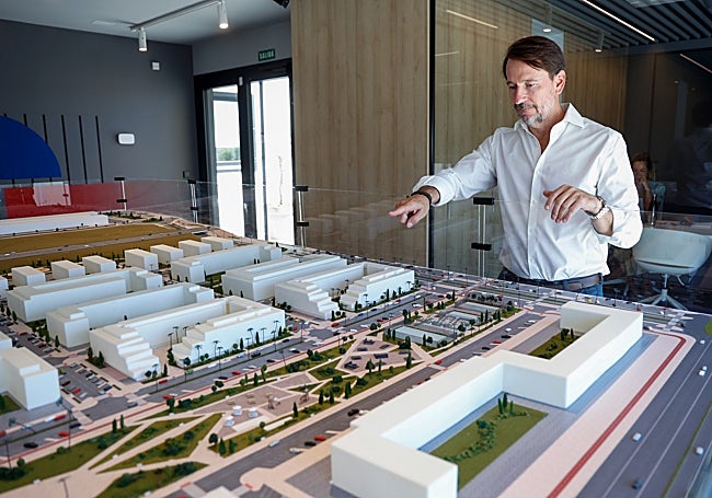 Alberto Salamanca señala las promociones de Neinor en la maqueta de Cortijo Merino.