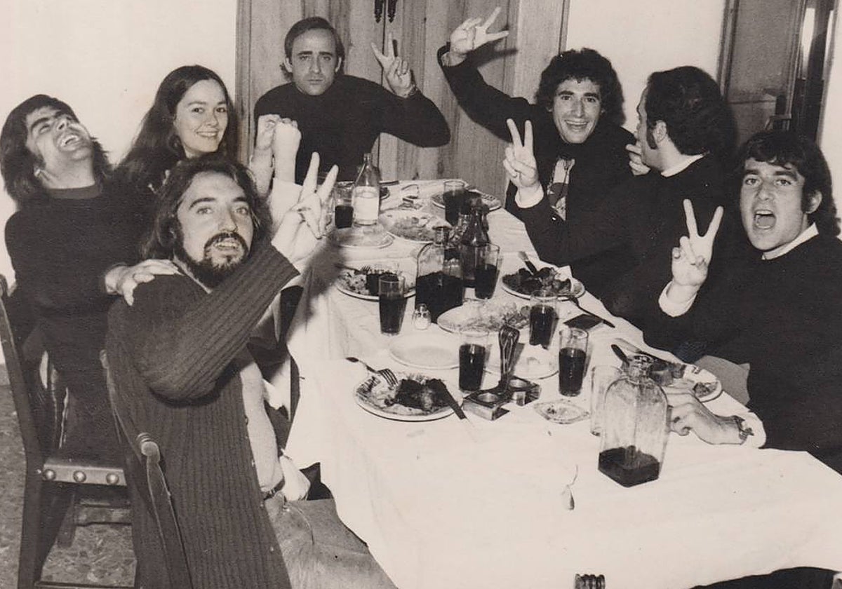 Los cuatro Chorys, Yeyo Llagostera, Luis Ortiz, Jorge Morán y Antonio Arribas, junto a Miguel Ríos y unos amigos.