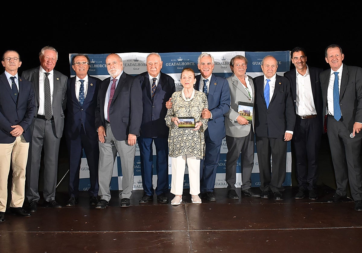 Varios de los fundadores del Club Guadalhorce, junto al presidente del club, Ángel Gancedo, y a los autores del libro 'Del sueño al swing'.