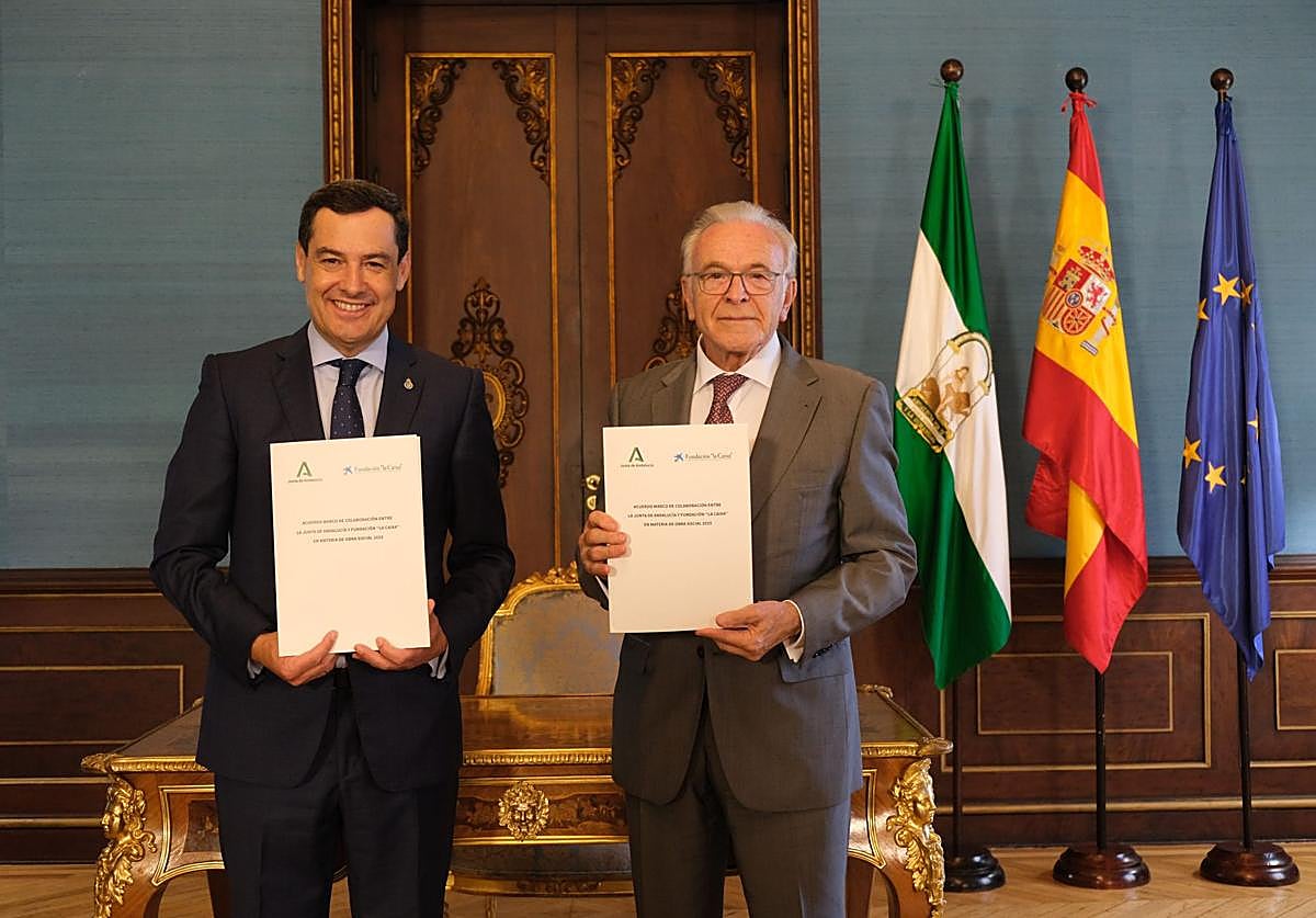 El presidente de la Junta de Andalucía, Juanma Moreno, junto con el presidente de Fundación 'la Caixa', Isidro Fainé, este martes en la firma del acuerdo.