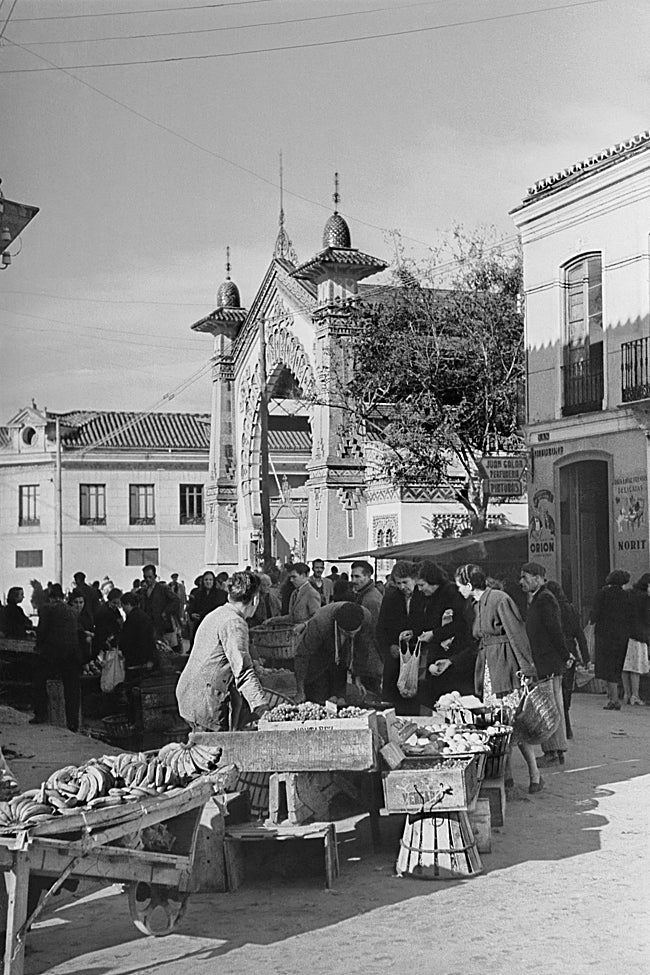 Actividad comercial en torno al mercado en el mes de diciembre de 1952.
