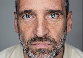Ibon Navarro, con rostro serio en la sesión de fotos oficial de la FIBA, ayer en Singapur.